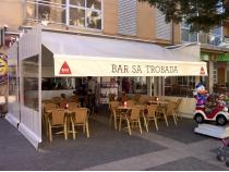 PORTERIA CON TOLDO EXTENSIBLE